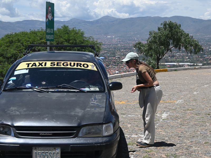 Anja feilscht mit dem Taxifahrer um einen besseren Preis.