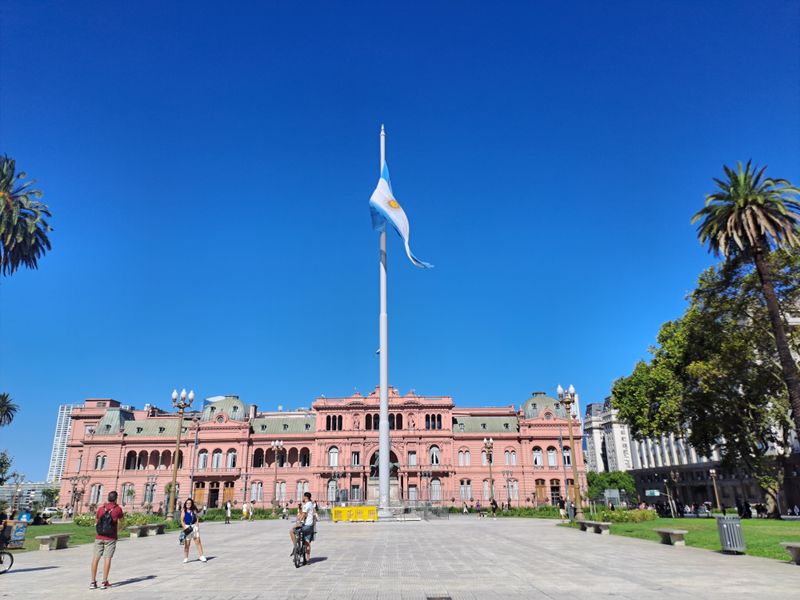 Der Präsidentenpalast mit seiner spezial Farbe. Ein paar Tage später gab es hier heftige Ausschreitungen bei Demos.
