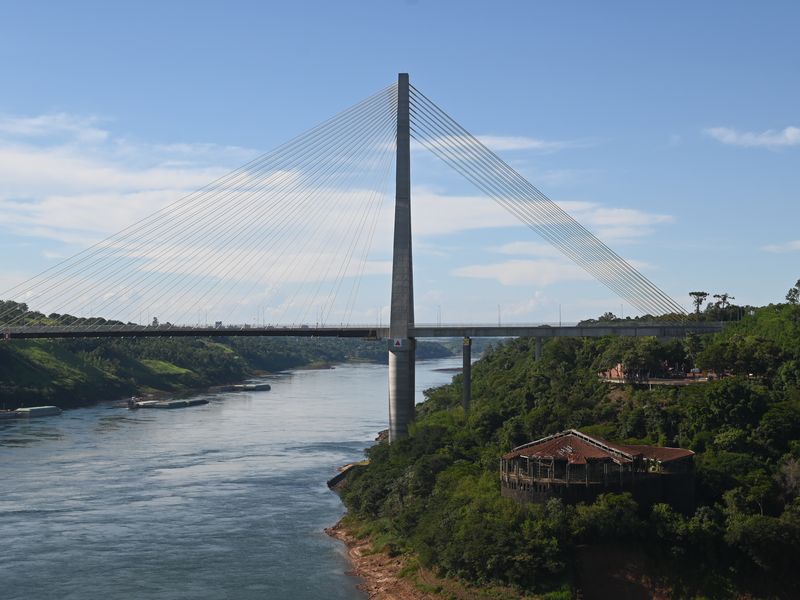 Hier ist eine Brücke von Argentinien nach Brasilien zu sehen.