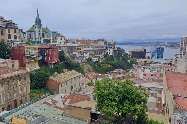 Aussicht auf die Bucht von Valparaiso mit ein paar Häusern im Vordergrund