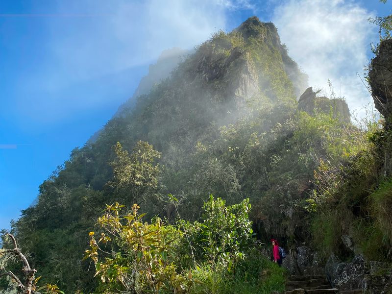 Der verschlungene Pfad den ikonischen und steilen Gipfel hinauf.