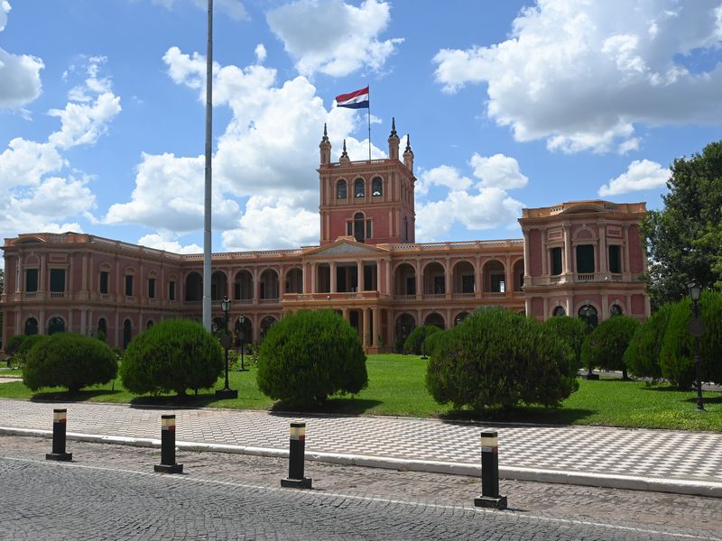Der farbenfrohe Präsidentenpalast in der Hauptstadt Paraguays.