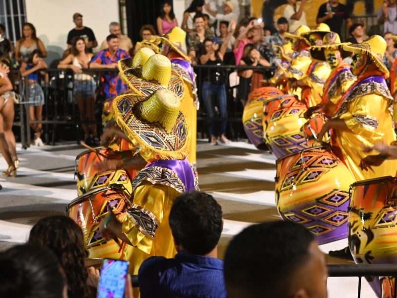 Die Trommlerfraktion einer Karnevalsgruppe in buntem Outfit.