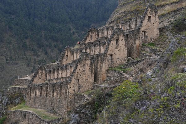 Alte Speicher, in denen das auf den Gemüse und Mais, welches auf den Terrassen angebaut wurde zu Inka Zeiten gelagert wurde.