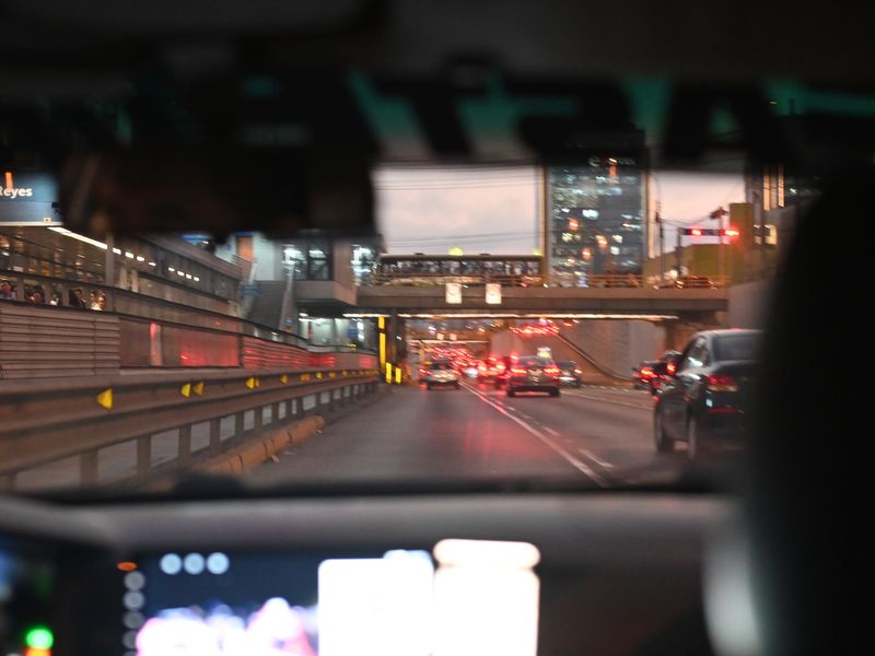 Blick aus einem Taxi auf den Abendverkehr, der gerade aber nicht ganz so chaotisch ist.