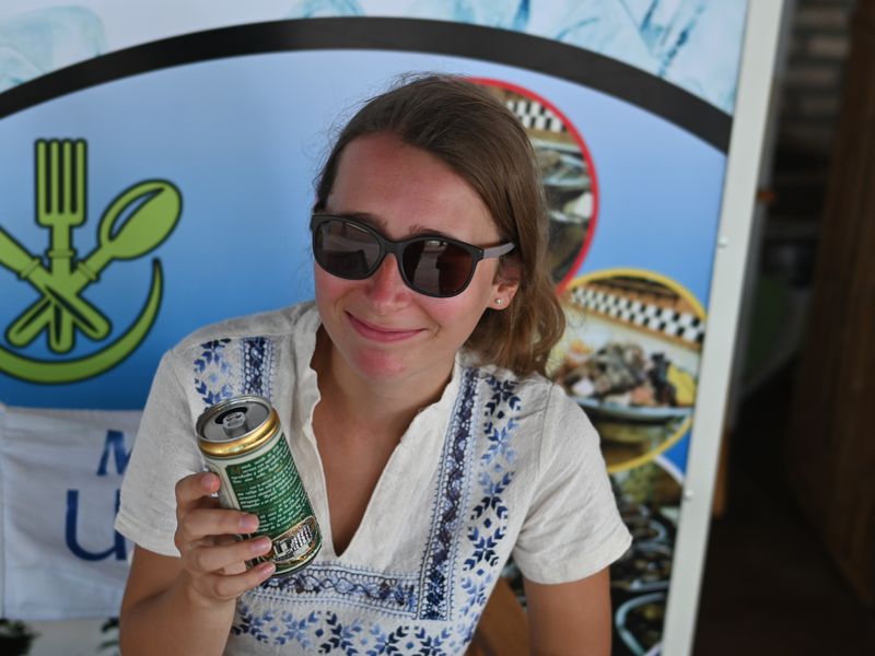 Anja beim Biertrinken mit unserem Anhalter Fahrer.