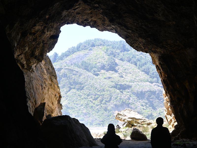 Mystischer Ausblick aus einer der Höhlen bei Lebu in eine Meeresbucht