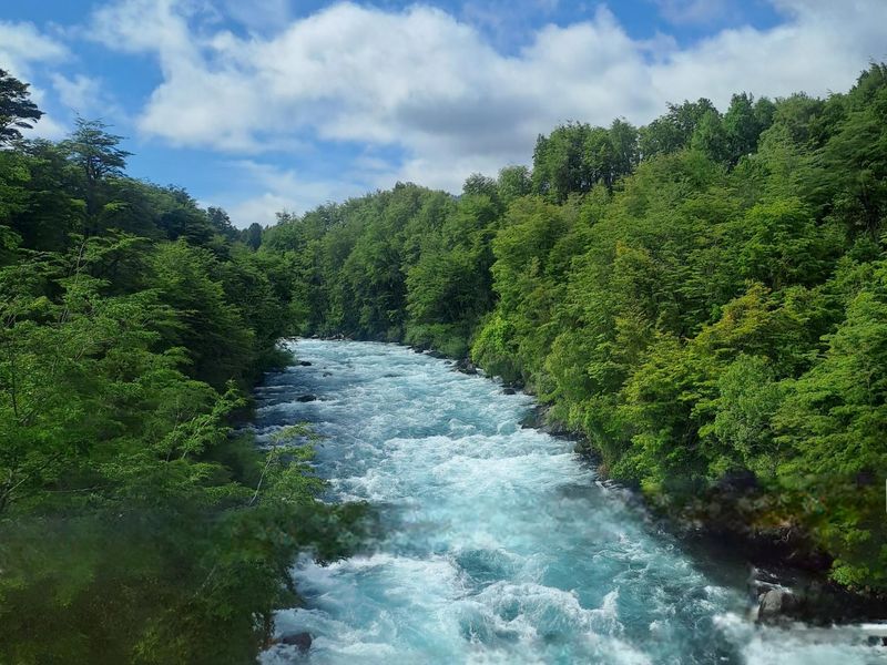 Ein Fluss, der durch Minerale sehr schön türkis blau erscheint.