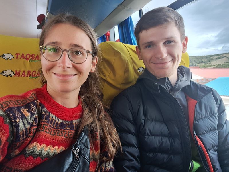 Eine glückliche Anja beim Busreisen mit neuem schickem Pulli.