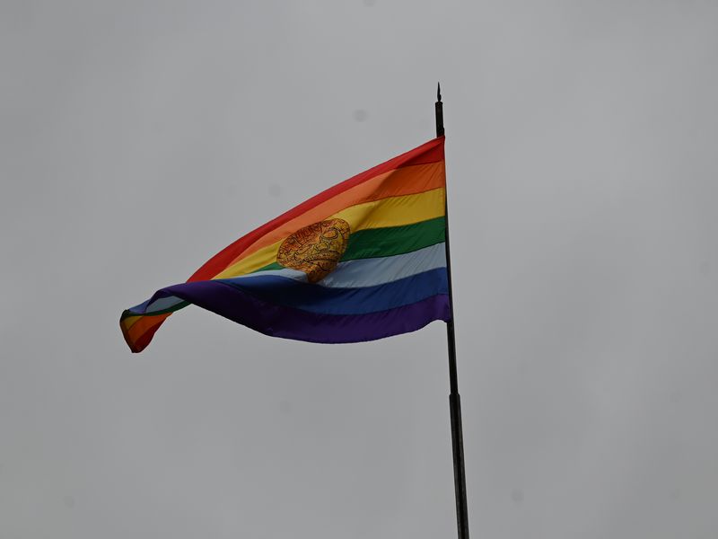 Die Regenbogenflagge der Inkas mit dem Wappen Cuscos in der Mitte.
