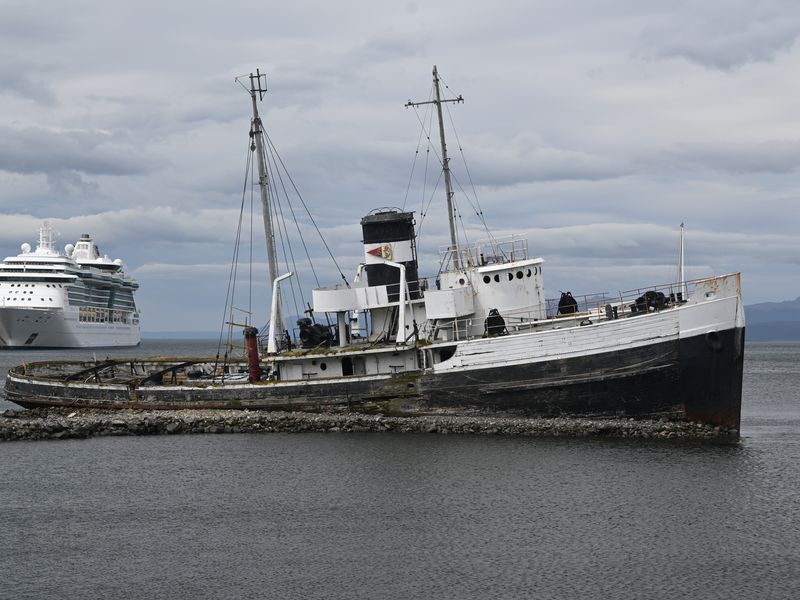 Das Schiff der Schande liegt demonstrativ im Hafen.