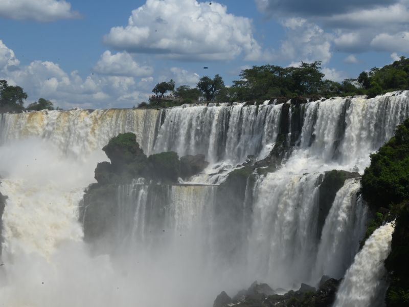Ausblick auf einen Teil des Wasserfalls.