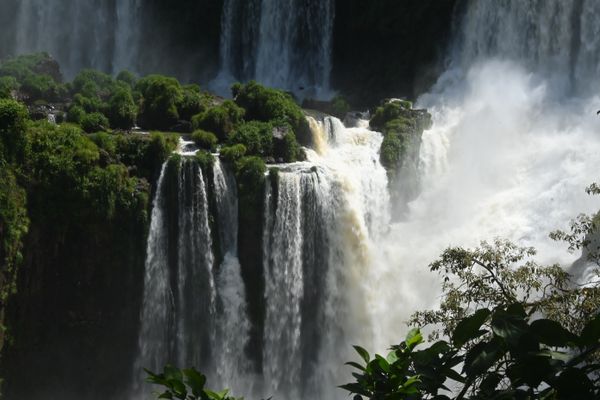 Ein kleiner, aber imposanter Teil der riesigen Iguazu Wasserfälle ist hier zu sehen.