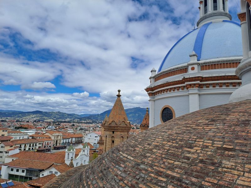 Oben am Kirchturm sah man auch die die Stadt umgebenden Berge.