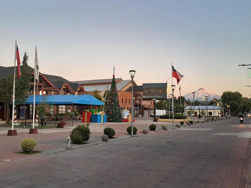 Sicht auf den Vulkan, mit gleichzeitigem Blick auf den weihnachtlich geschmückten Platz vor dem Rathaus