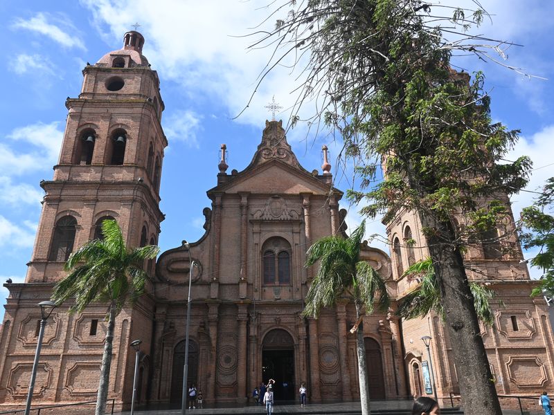 Die Kathedrale von vorne, leider ist ein Baum im Weg.