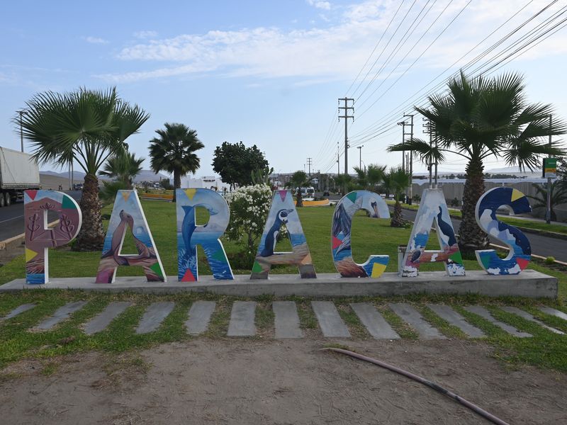 Paracas in großen Lettern am Stadtrand, wie man es in fast jeder Stadt in Südamerika findet.