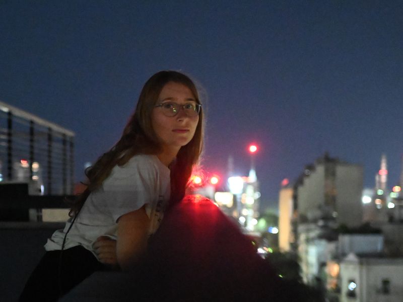 Anja entspannt nachts am Dach des Hochauses unserer Unterkunft. Da war es dann wenigstens kühl und windig.