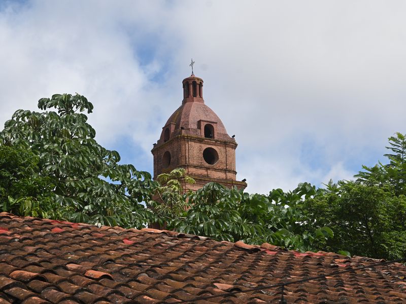 Einer der Türme der großen Kathedrale im Regierungsviertel.