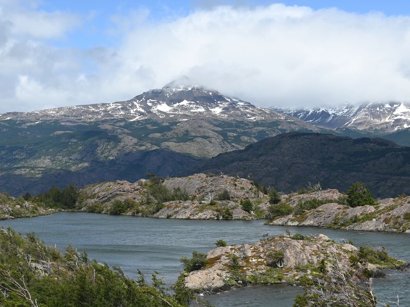 Die Enten Lagune hoch oben in den bergen, mit schönem bergigen Hintergrund.