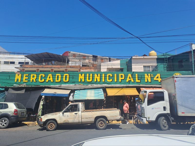 Wer hier im Mercado Quadro etwas sucht wird bestimmt fündig, allerdings muss man sich erst durch riesige Menschenmassen kämpfen.