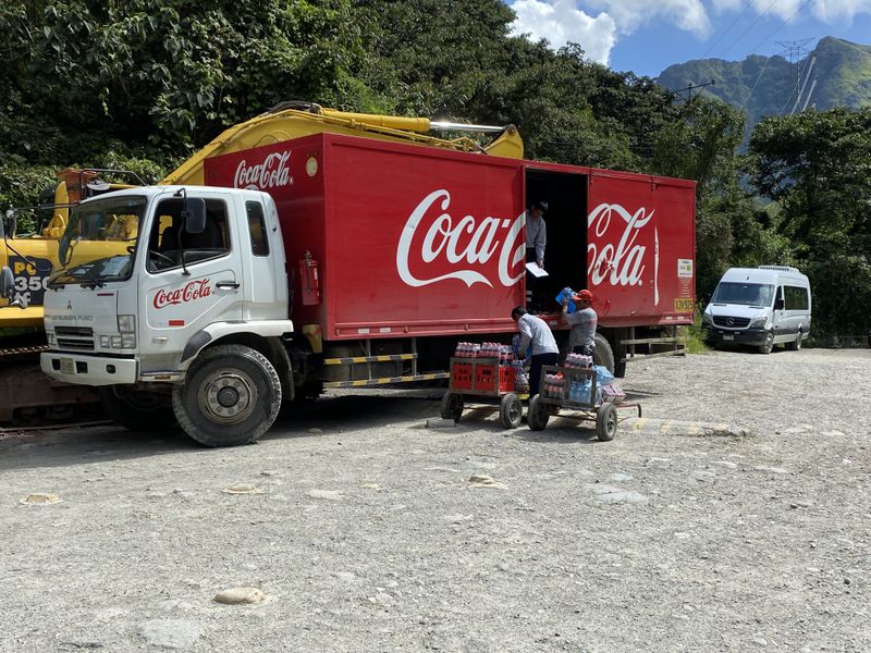 Aus einem Coca Cola LKW wird im Tal für die Touristen schon mal abgeladen.