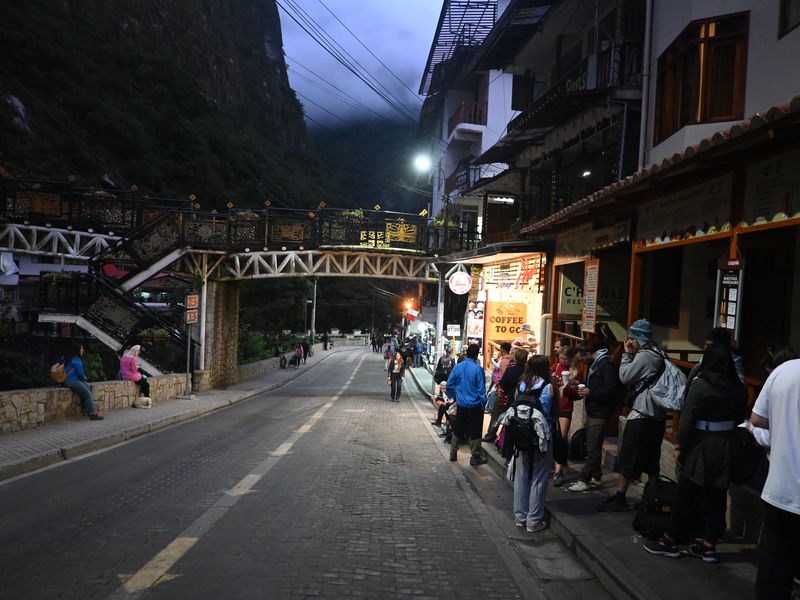 Wir warten um halb sechs morgens auf den ersten Bus hoch zu den Ruinen.