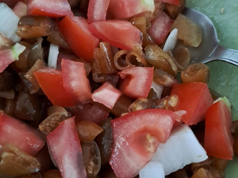 Selbst gemachter Salat mit Tomate, Zwiebel, Zitrone und der Alge Cochayuyo