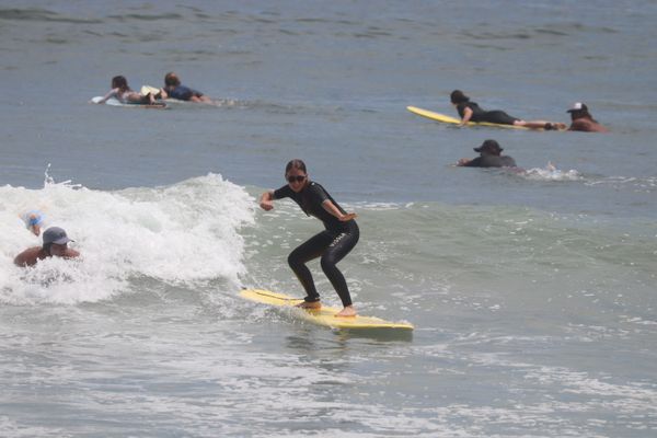 Nina und ich stehen zum ersten Mal auf dem Surfbrett!