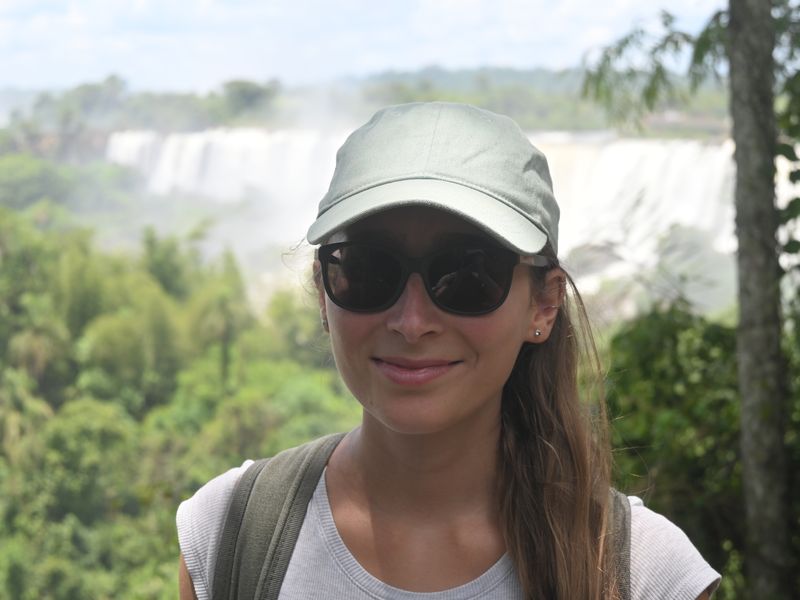 Nahaufnahme von Anja, die Wasserfälle im Hintergrund.