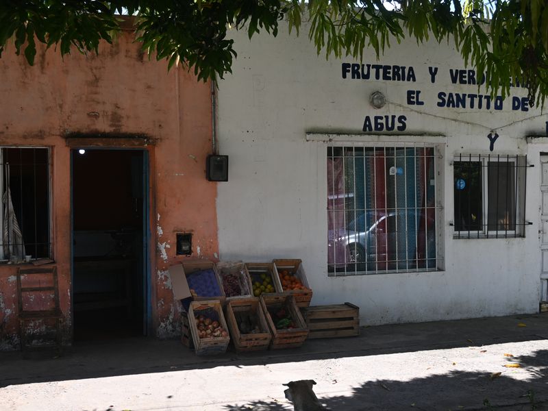 Ein Gemüseladen im Ort, spartanisch eingerichtet wie üblich.