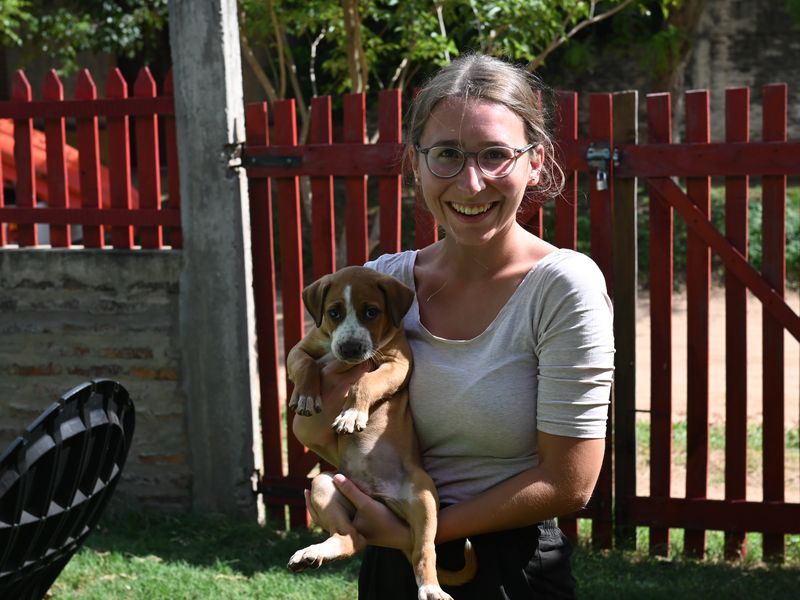 Anja knuddelt mit dem noch kleinen Hund.