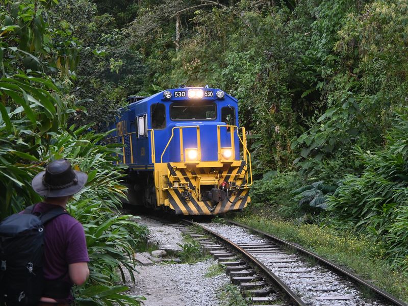 Der Zug ist zwar die schneller Alternative zum Bus, aber leider auch deutlich teurer.