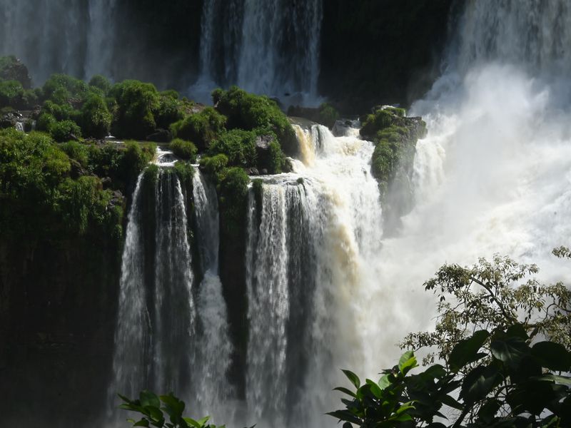 Ein kleiner, aber imposanter Teil der riesigen Iguazu Wasserfälle ist hier zu sehen.