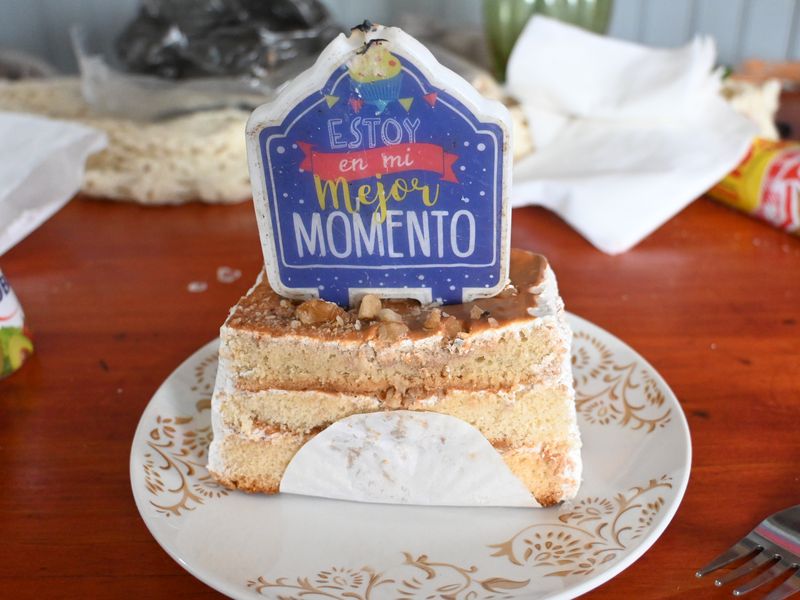 Pascals Geburtstagskuchen mit großer rechteckiger Kerze oben drauf