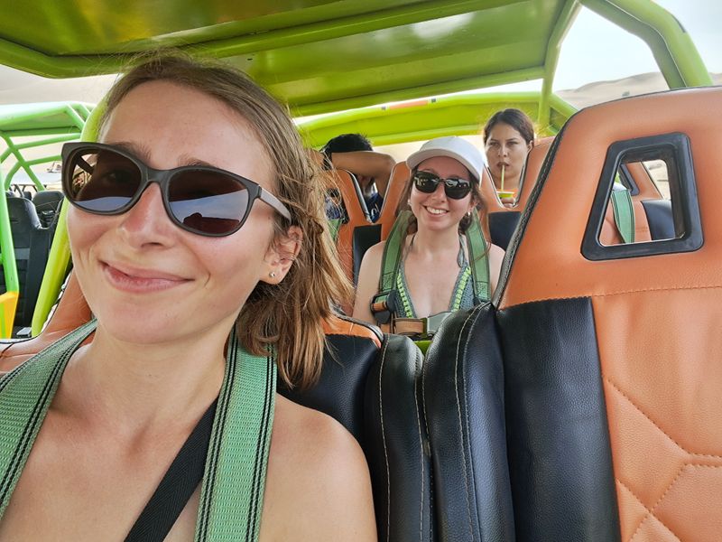 Die zwei Deutschen Anja und Nina im Strandbuggy.