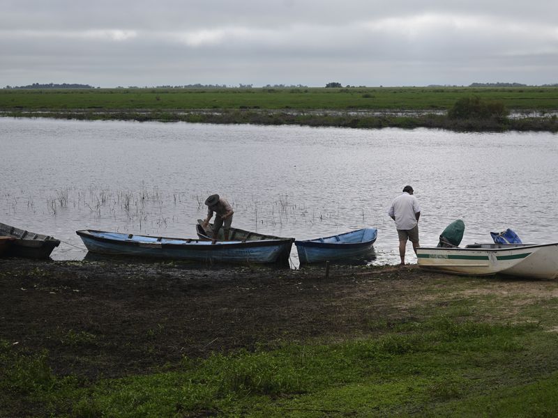 Ein Boot wird für uns vorbereitet.