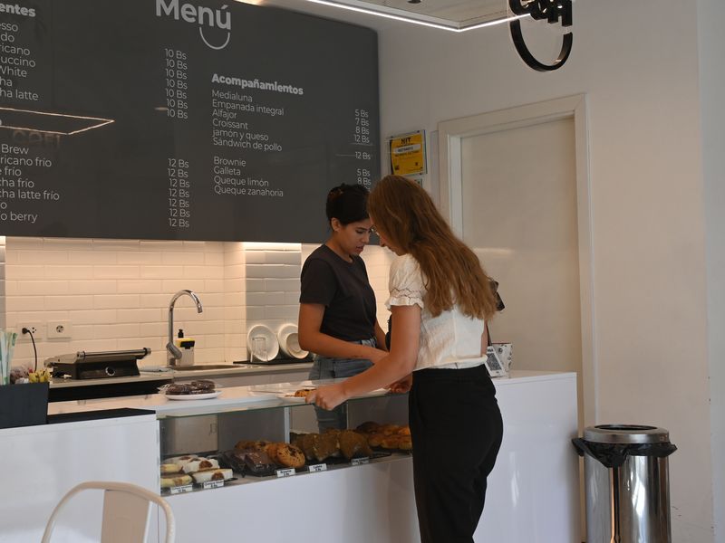 Anja holt sich die Bestellung im Cafe ab.