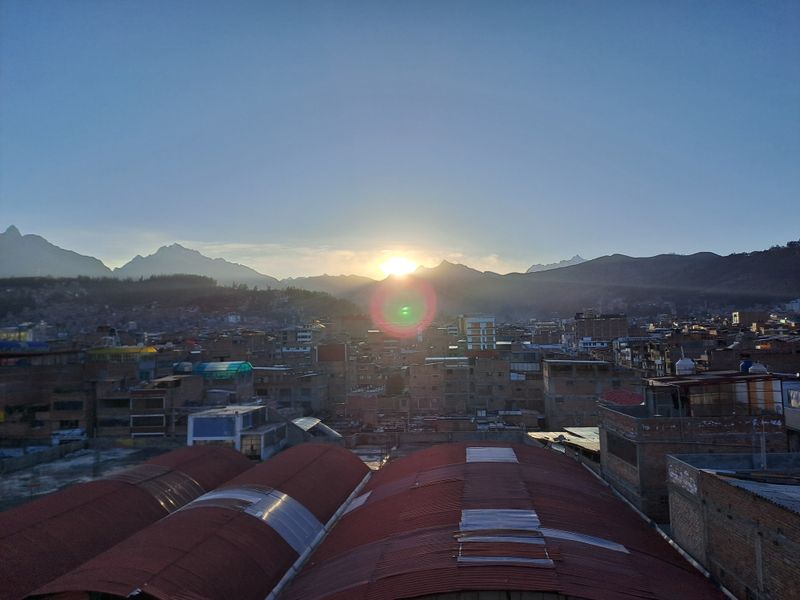 Auch hier hatten wir eine tolle Sicht auf die umliegende Landschaft. Im Hintergrund ist der höchste Berg Perus zu sehen, nämlich der Huascarán.