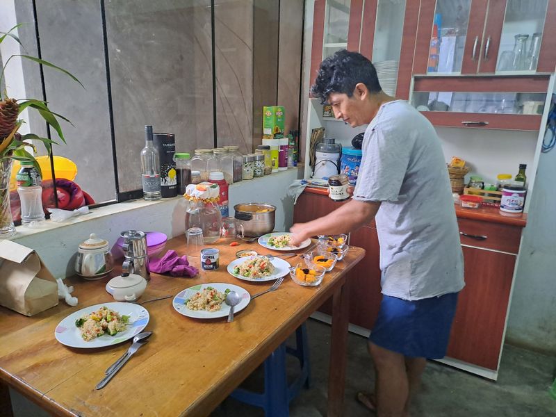 Richard serviert das Mittagessen.