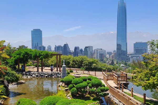 Die Skyline Santiagos mit einem schönen Park im Vordergrund.