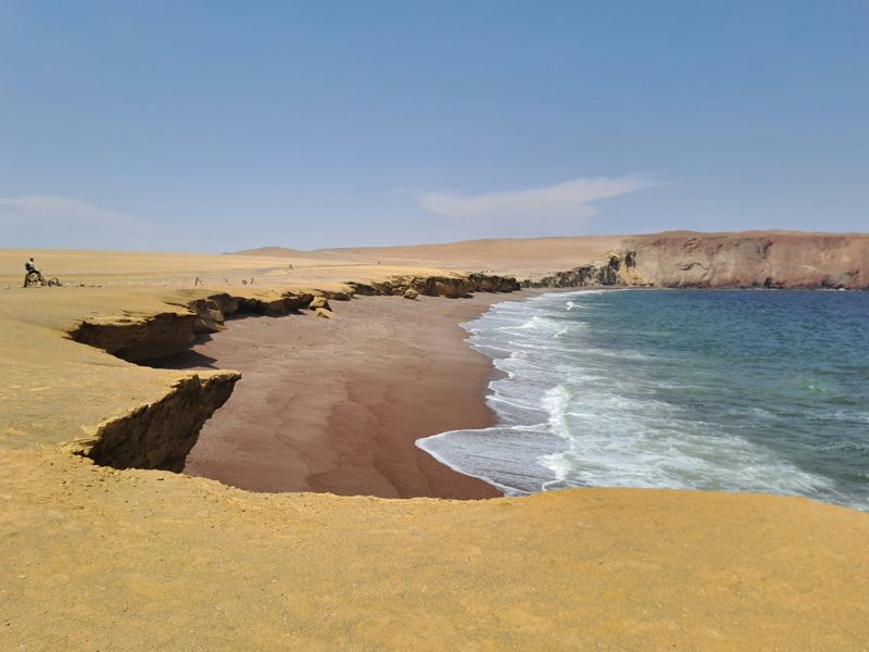 Die schroffe sandige Küste im starken Kontrast zum blauen tierreichen Meer.