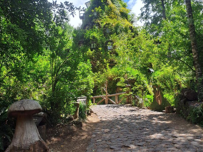 Ein Hotel in pyramidenform, welches eines der Wahrzeichen der Region ist. Es ist mit Moos bewachsen, aber zerfällt langsam.