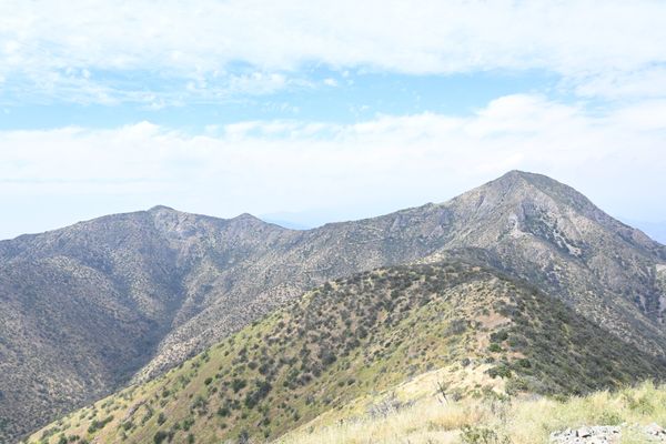 Blick auf eine Bergkette bei Santiago de Chile vom Cerro El Carbon