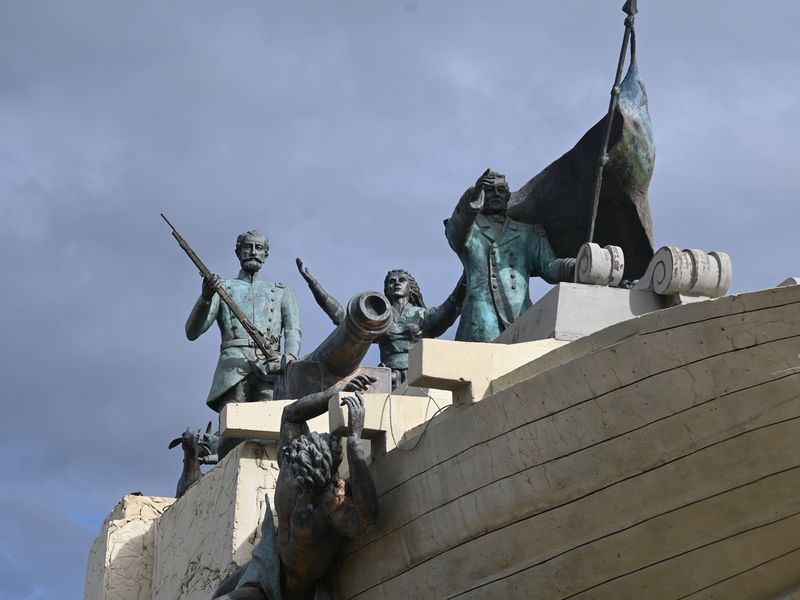 Teil eines Monumentes mit Metallfiguren, dass die Historie der Stadt und dessen Bewohner darstellt.
