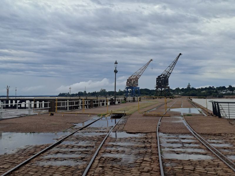 Der stillgelegte Hafen von Salto mit zwei alten Lastkränen, welcher direkt an der Grenze zu Argentinien liegt.