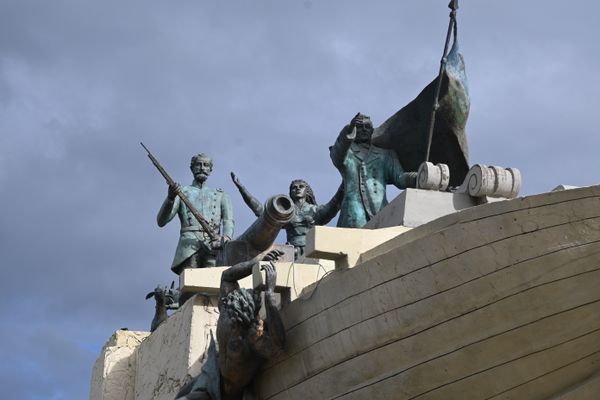 Teil eines Monumentes mit Metallfiguren, dass die Historie der Stadt und dessen Bewohner darstellt.