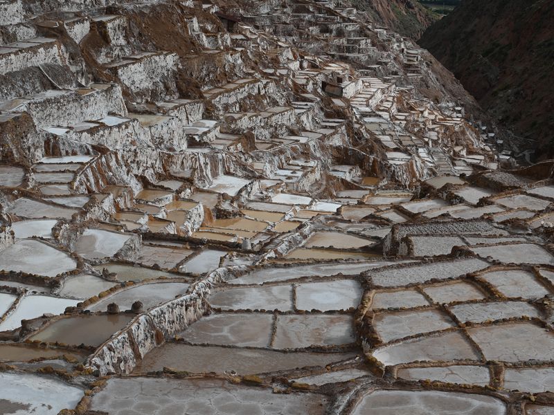 Die vielen Salzterrassen welche am Hang angelegt sind in schönem weiß.